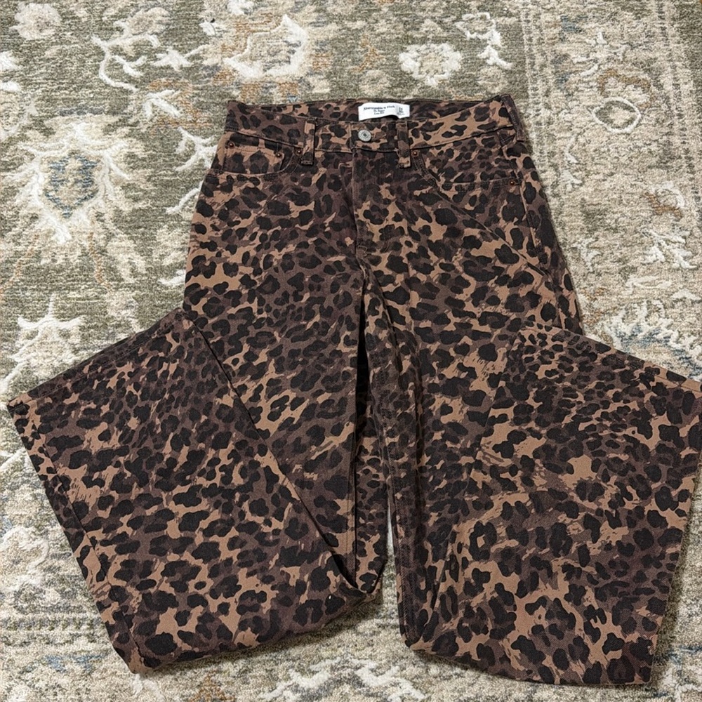 Abercrombie & Fitch The Baggy Low Rise Curve Love Cheetah Jeans 24/00 Short